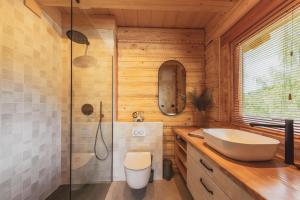 a bathroom with a sink and a shower at Domki na Stecówce in Istebna