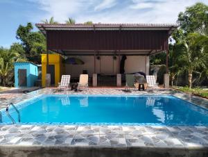 a swimming pool in front of a house at BONNIE HOMESTAY Mui Ne in Mui Ne