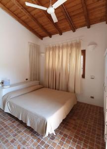 1 dormitorio con 1 cama grande en una habitación en Tenuta Molino di Mare, en Rodi Garganico