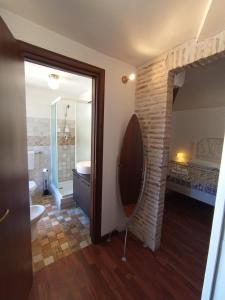 bagno con lavandino e specchio in una stanza di Casa Paradiso a Chieti