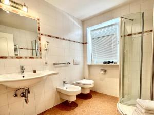 y baño con lavabo, aseo y ducha. en Enjoy Dolomites - Chalet, en Santa Cristina Valgardena