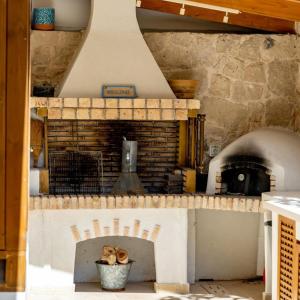 una cucina con forno in mattoni con due archi di The Garden House at Alimos ad Atene