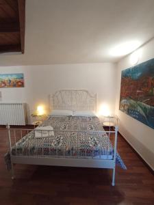 un letto bianco in una camera con due lampade di Casa Paradiso a Chieti