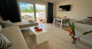 uma sala de estar com um sofá e uma mesa em INN Mallorca Aparthotel em Magaluf