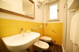 a bathroom with a sink and a toilet at Residence Capobianco in Portoferraio