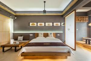 سرير أو أسرّة في غرفة في 重庆解放碑阳崽民宿高层新中式景观Youngzai Apt in Jiefangbei 5