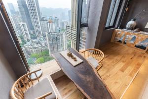 منطقة جلوس في 重庆解放碑阳崽民宿高层新中式景观Youngzai Apt in Jiefangbei 5