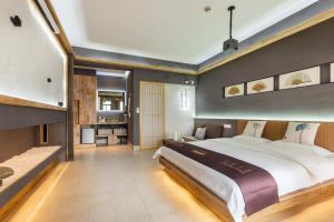 Postel nebo postele na pokoji v ubytování 重庆解放碑阳崽民宿高层新中式景观Youngzai Apt in Jiefangbei 5