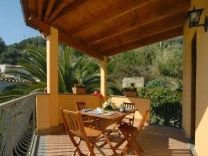 eine Terrasse mit einem Tisch und Stühlen auf dem Balkon in der Unterkunft Arcadia Case e Vacanze in Ischia