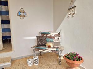 ein Zimmer mit einer Bank und einer Topfpflanze in der Unterkunft Villino Costa del Porto in Porto Cesareo