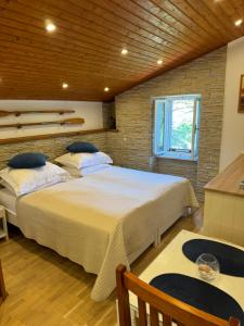 sypialnia z 2 łóżkami i oknem w obiekcie Studio Lorena w miejscowości Mali Lošinj