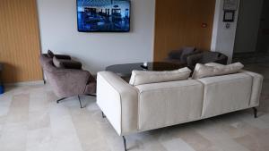sala de estar con sofá blanco y sillas en PARK DEMİRKAPI HOTEL, en Beysehir