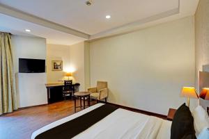 een hotelkamer met een bed en een bureau bij Townhouse 1339 Hotel Anamika Enclave in Gurgaon