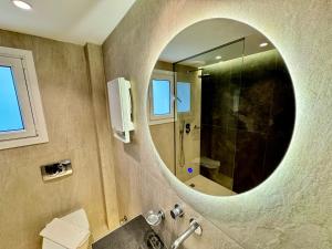 Almiros BeachにあるVilla Pamiのバスルーム(円形鏡、シャワー付)