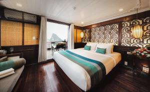 una camera d'albergo con un grande letto e un divano di Bhaya Halong Cruises a Ha Long