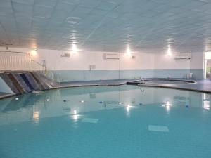 Bazén v ubytování 10, Valley View Lodge, A beautiful 3 bedroom lodge with private Hot Tub and use of all onsite leisure facilities including fitness suite, indoor and outdoor pools set in the heart of the Tamar Valley nebo v jeho okolí