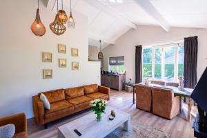 Posezení v ubytování Luxe en comfort aan bos - geniet van rust & natuur