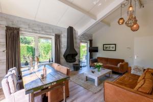 Posezení v ubytování Luxe en comfort aan bos - geniet van rust & natuur