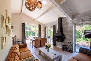 Posezení v ubytování Luxe en comfort aan bos - geniet van rust & natuur