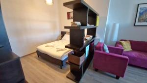 een kleine kamer met een bed en een boekenplank bij Studio 28 - 1 camera Lazăr Residence ultracentral in Iaşi