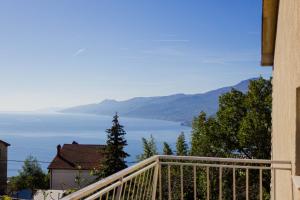 balcone con vista su una cassa d'acqua di Seaview Apartment Lighthouse with sunny balcony a Kastav (Castua)