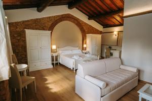 Borgo Il Poggiaccio Residenza d'Epoca tesisinde bir odada yatak veya yataklar