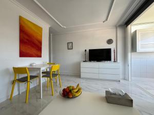 A television and/or entertainment centre at Teror 503