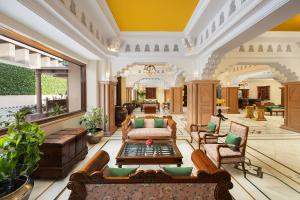 Ein Sitzbereich in der Unterkunft V Sarovar Portico MI Road Jaipur
