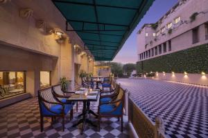 Ein Restaurant oder anderes Speiselokal in der Unterkunft V Sarovar Portico MI Road Jaipur 