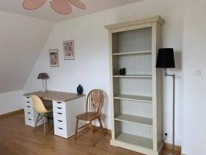 an office with a desk and a book shelf at Golf et sentiers côtiers in Carantec