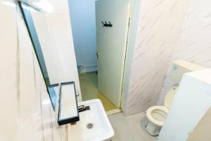 Ένα μπάνιο στο EUNICE'S CLASSY DIANI STUDIO