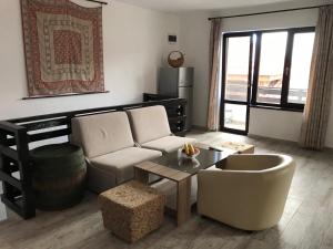 ein Wohnzimmer mit einem Sofa und einem Tisch in der Unterkunft Къщата с разкопките in Sozopol