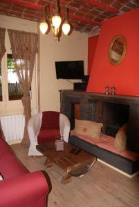 班約萊斯的住宿－Apartamento con encanto Can Brugada，客厅设有壁炉和红色的墙壁