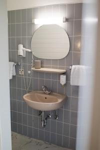 a bathroom with a sink and a mirror at RATSKELLER Hotel & Restaurant in Kröv +41 photos