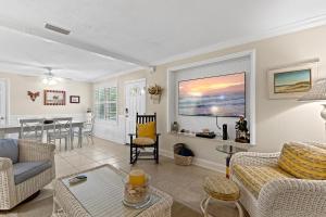 una sala de estar con un sofá y una mesa en Seaside Hideaway, en Port Orange