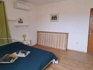 1 dormitorio con 1 cama con edredón azul en Smještaj Latis en Vela Luka