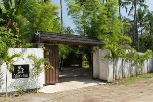 un piccolo ingresso a un parco con cancello di Tahlia's Villa a Sorongjukung