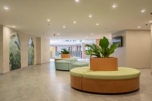 een lobby met banken en een potplant bij Mandarin Nest Boracay in Boracay