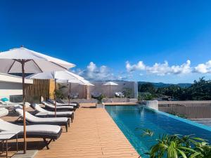长滩岛Mandarin Nest Boracay的配有躺椅和遮阳伞的游泳池