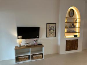 un soggiorno con una TV a schermo piatto su una parete di Sonne resort vip ซอนเนอรีสอร์ต vip a Ban Phra Phloeng