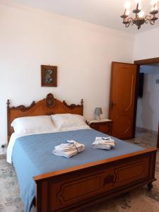 Raffadali的住宿－Casa al centro，一间卧室配有一张床,上面有两条毛巾
