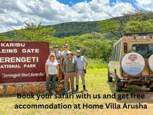 eine Gruppe von Menschen, die vor einem Van stehen in der Unterkunft Home Villa Arusha in Arusha