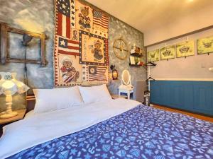 Un dormitorio con una cama y una pared con banderas americanas en 一中安心租 有統編收據 現場有人員接待 en Taichung