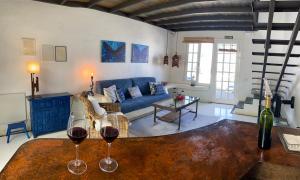 Finca Angelus Amazing Views Sea + Teide في La Matanza de Acentejo: غرفة معيشة مع كأسين من النبيذ على طاولة