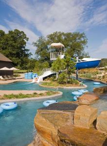 einen Wasserpark mit Rutsche und Fluss in der Unterkunft Hyatt Regency Lost Pines Resort and Spa in Cedar Creek