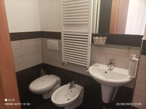 La salle de bains est pourvue d'un lavabo, de toilettes et d'un bidet. dans l'établissement Hotel Okinawa, à Rimini