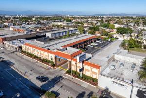 een luchtzicht op een stad met gebouwen bij Travelodge Inn & Suites by Wyndham Bell Los Angeles Area in Bell