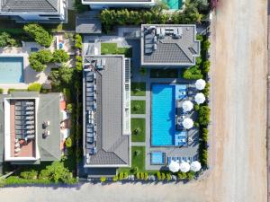 Bazén v ubytování Edem Apartments nebo v jeho okolí