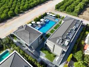 Bazén v ubytování Edem Apartments nebo v jeho okolí