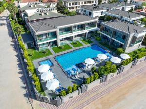 Bazén v ubytování Edem Apartments nebo v jeho okolí